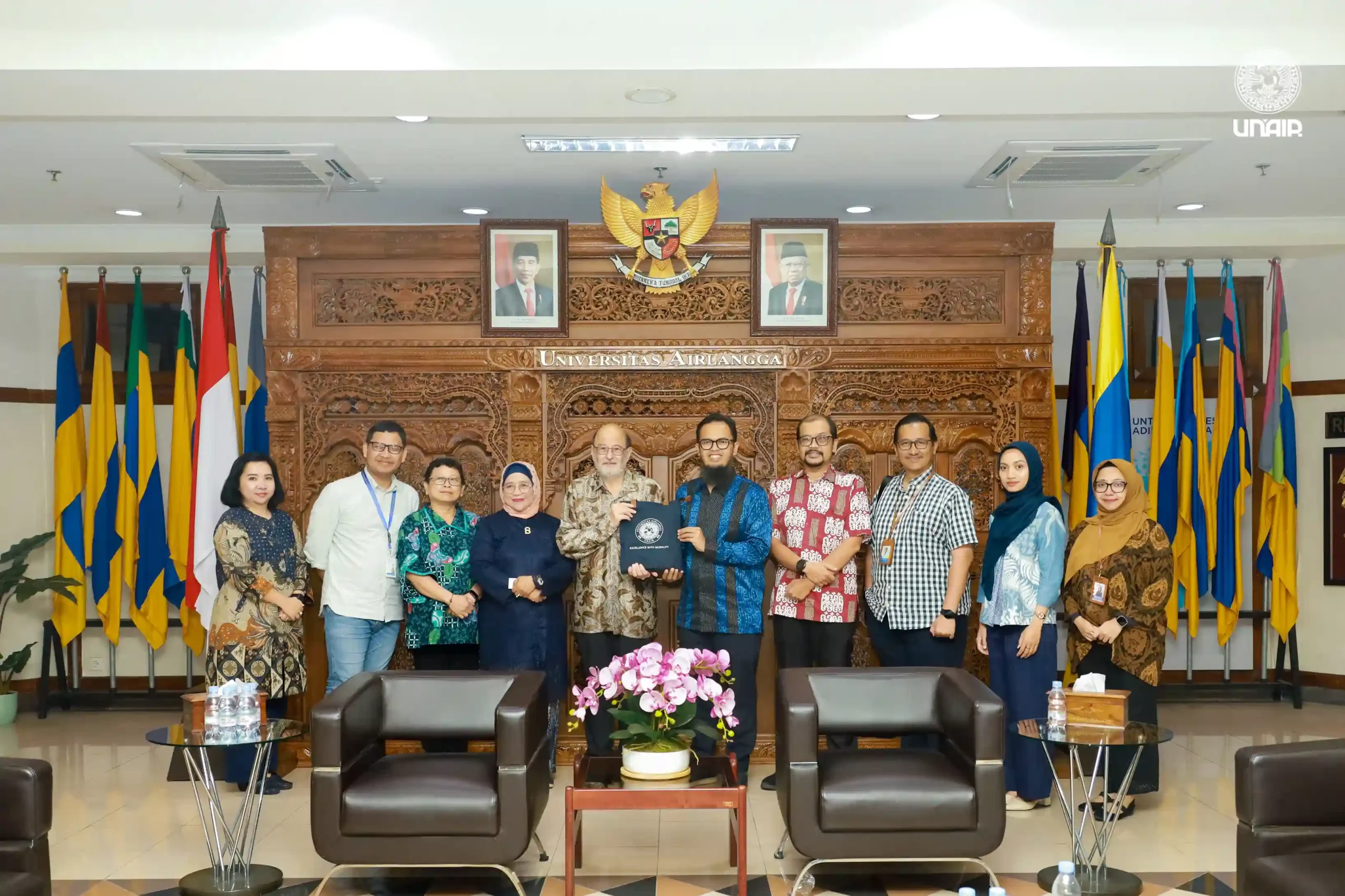 Prof. Iman Harymawan, PhD, UNAIR's leadership, along with representatives of ASEA-UNINET Prof. A Min Tjoa and his team during a visit to Balairua, MERR-C UNAIR Campus Management Office on May 2, 2024 (Photo: Surya)