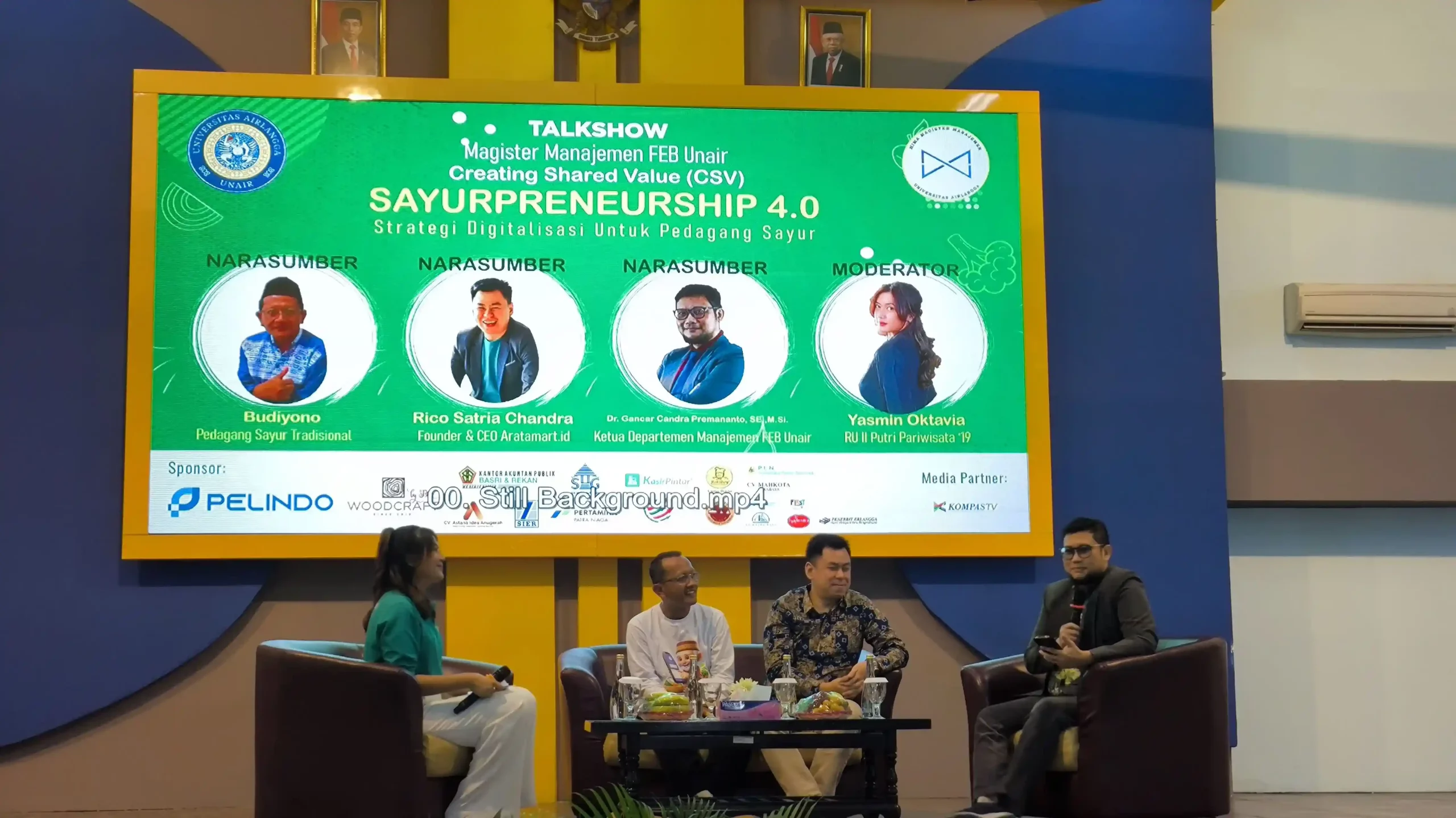 Yasmin Oktavia (Moderator), Budiyono (Pembicara), Rico Satria Chandra (Pembicara), Dr Gancar Candra Premananto SE MSi (Pembicara) berdiskusi mengenai strategi digitalisasi penjual sayur dalam kegiatan Sayurpreneurship 4.0 (Foto: Adif)
