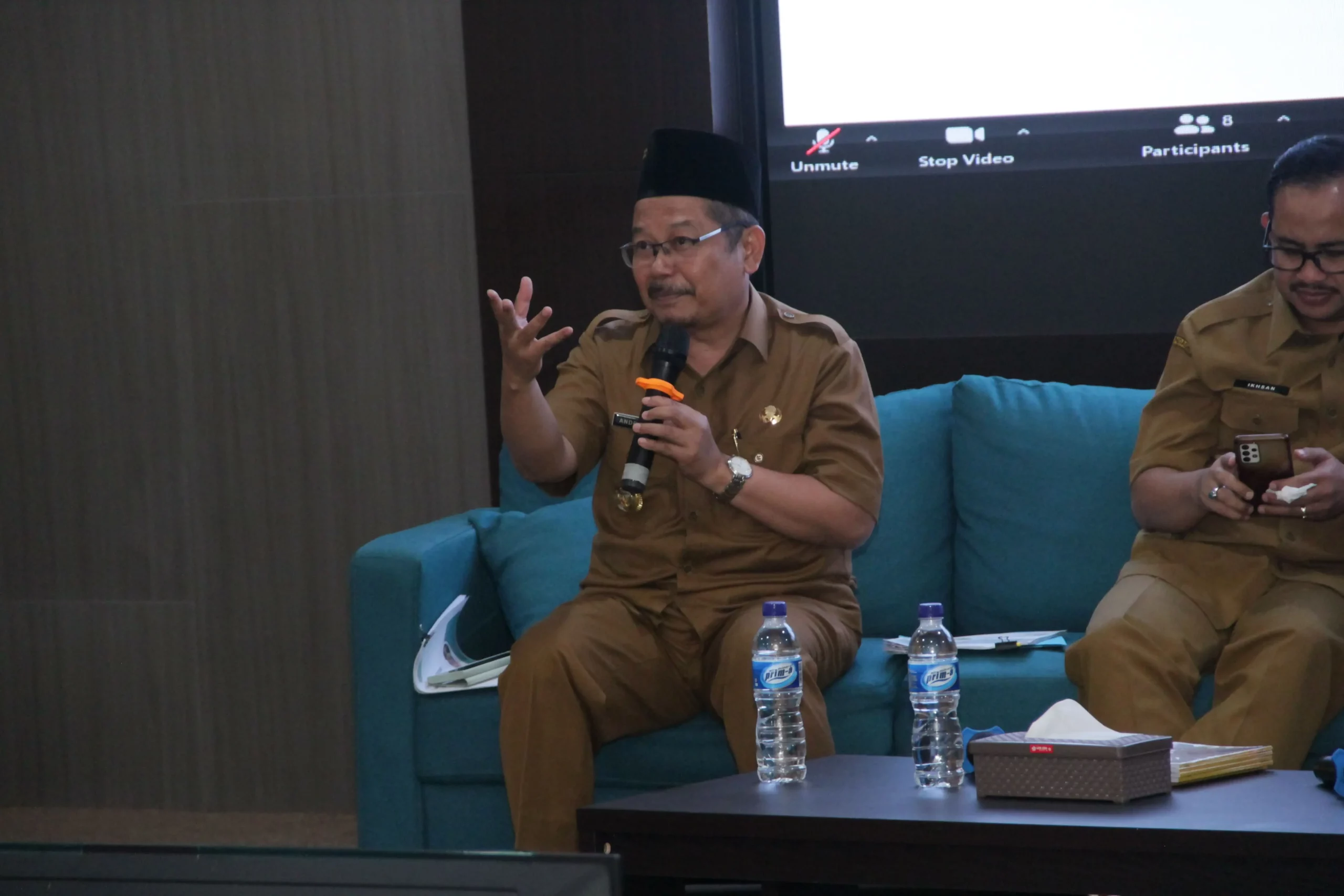 Dr Andriyanto SH MKes sebagai pembicara menjelaskan pentingnya aspek manusia dalam isu-isu lingkungan (Foto: Istimewa)