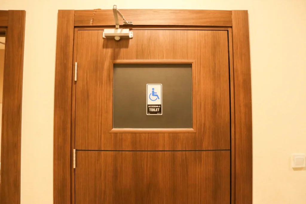 Sisi luar toilet khusus difabel yang tersedia di Gedung Kuliah Bersama (GKB) Kampus MERR-C UNAIR (Foto: Asya)