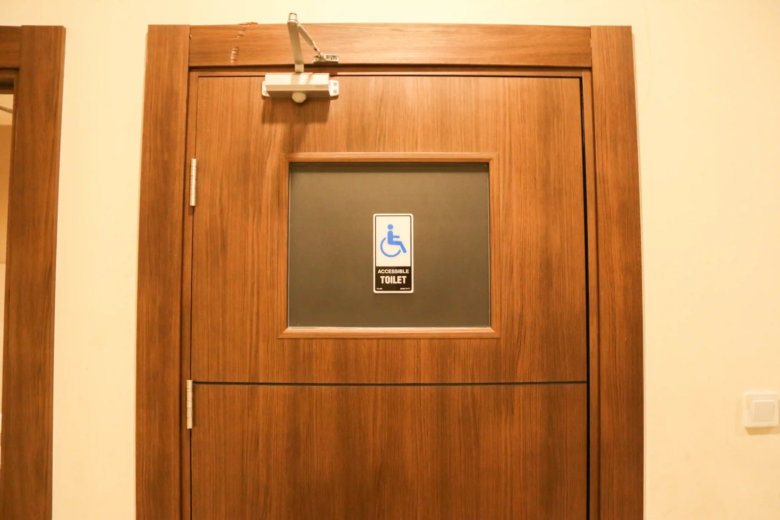 Sisi luar toilet khusus difabel yang tersedia di Gedung Kuliah Bersama (GKB) Kampus MERR-C UNAIR (Foto: Asya)