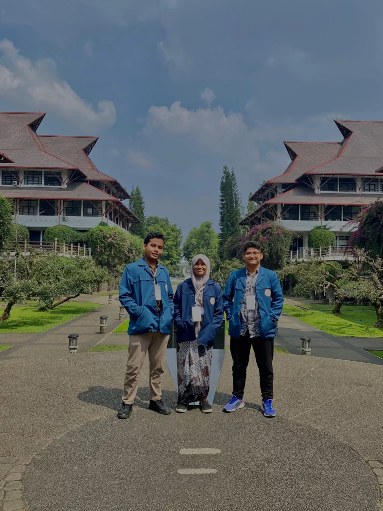 Foto bersama Netri Alia Rahmi, Rizki Widianto, dan Elzandi Irfan Zikra. (Foto: Istimewa)