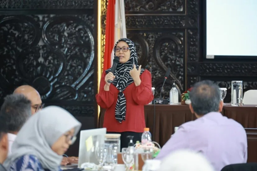 Deputy Director of the Center for Global Sustainability Studies at Universiti Sains Malaysia during the Training of Trainers (ToT) at Amerta Hall UNAIR MERR C Campus, May 15, 2024. (Photo: PKIP UNAIR)