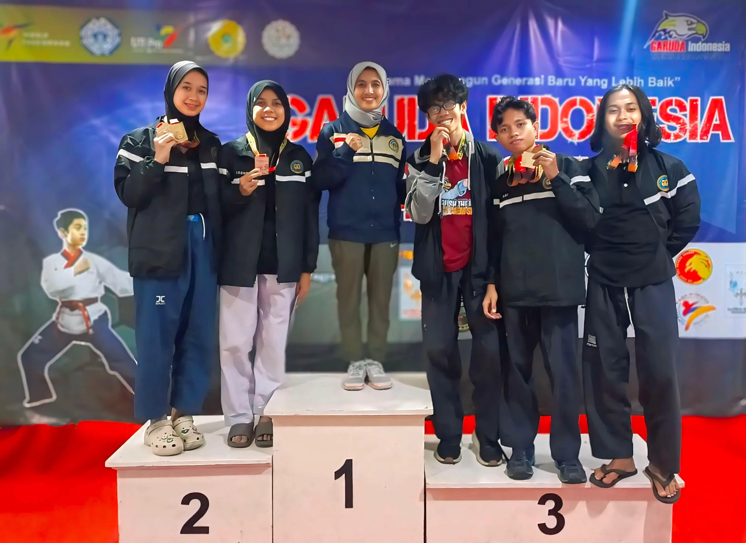 UKM Taekwondo UNAIR yang berhasil meraih empat medali sekaligus pada Garuda Taekwondo National Championship 2024