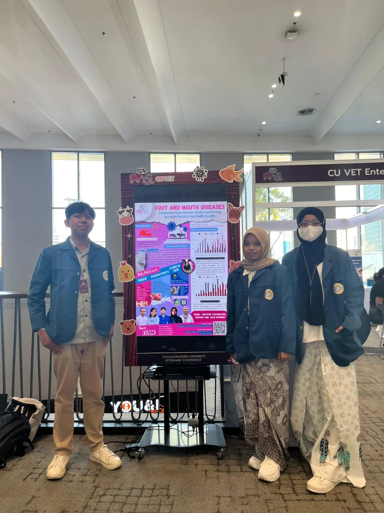 Azhar, Fara, dan Nazwa berfoto dengan poster mereka di Chulalongkorn University (27/4/2024) (Sumber: Nazwa Meiliza)