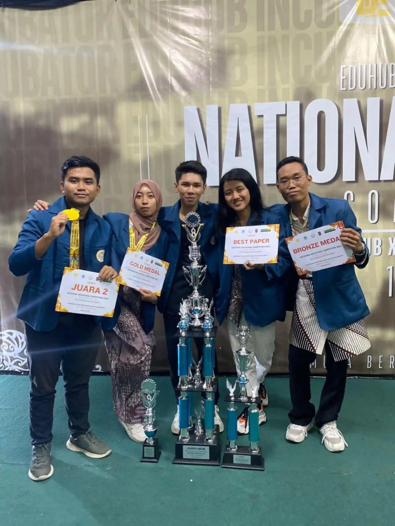 Tim kontingen Universitas Airlangga (UNAIR) yang berhasil meraih medali emas lomba essay subtema kesehatan dalam ajang National Education Competition 2024 pada Minggu - Senin (12-13/5/2024) di Jakarta. (Foto: Dok. Pribadi)