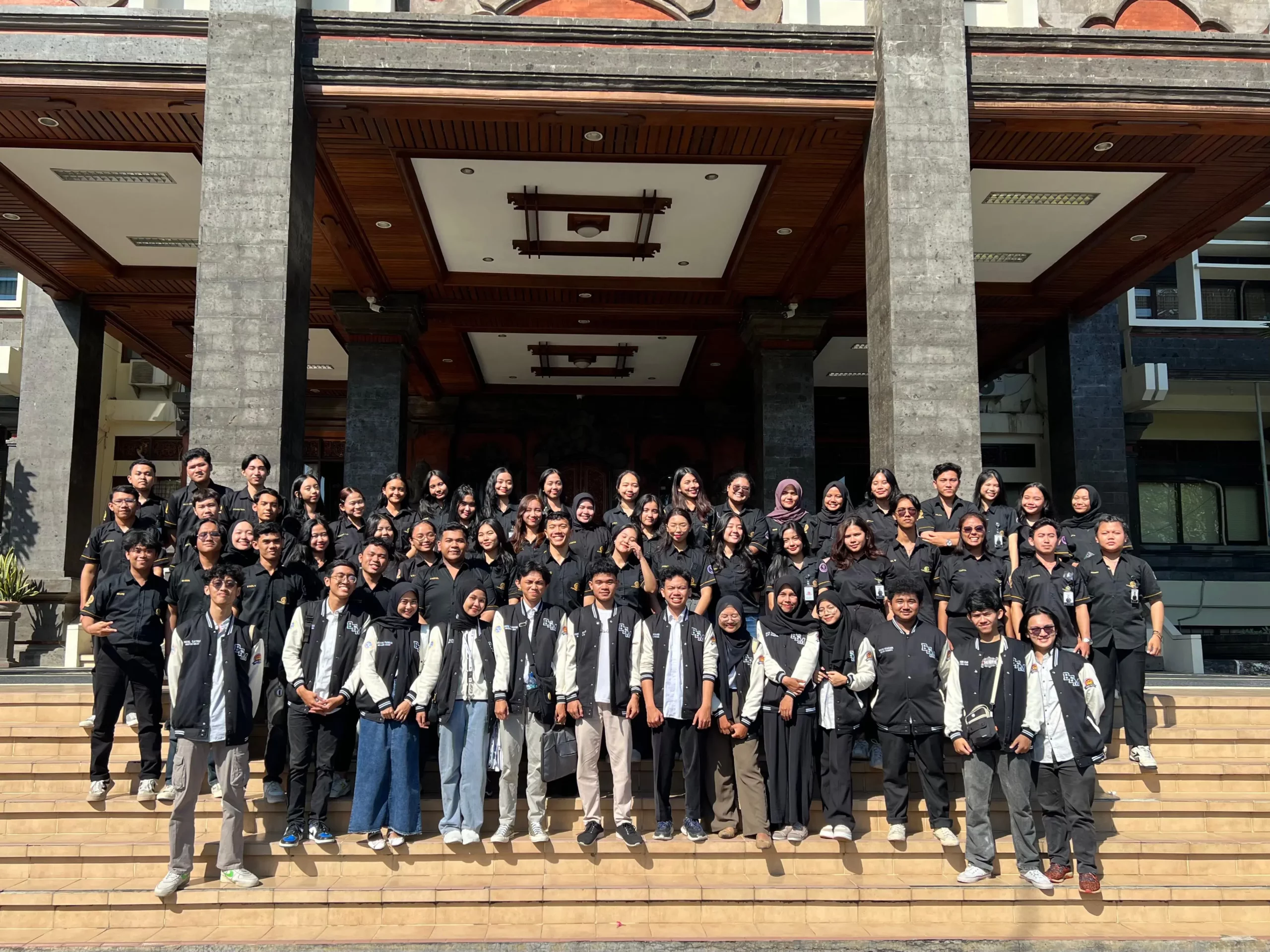 Foto Bersama BEM FIKKIA UNAIR x BEM FKH UNUD (Sumber: BEM FIKKIA UNAIR)