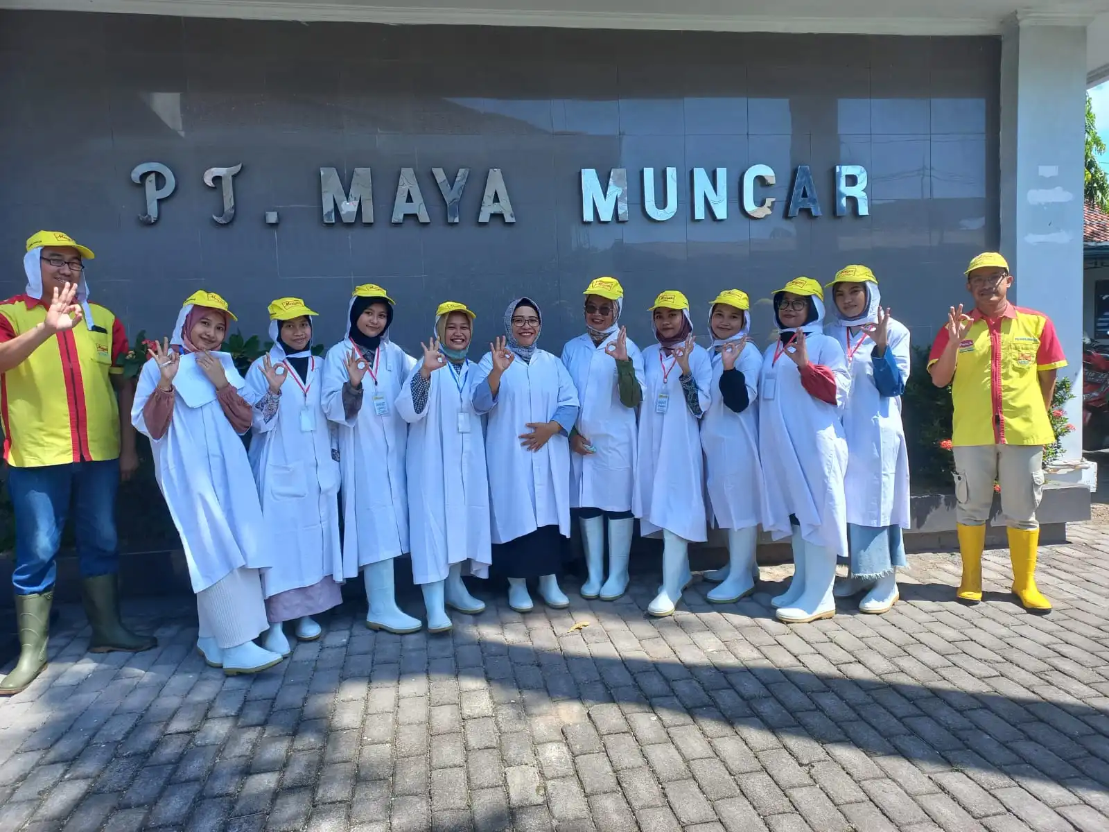 Mahasiswa FIKKIA Berfoto Bersama Didepan PT Maya Muncar. (Foto: Istimewa)