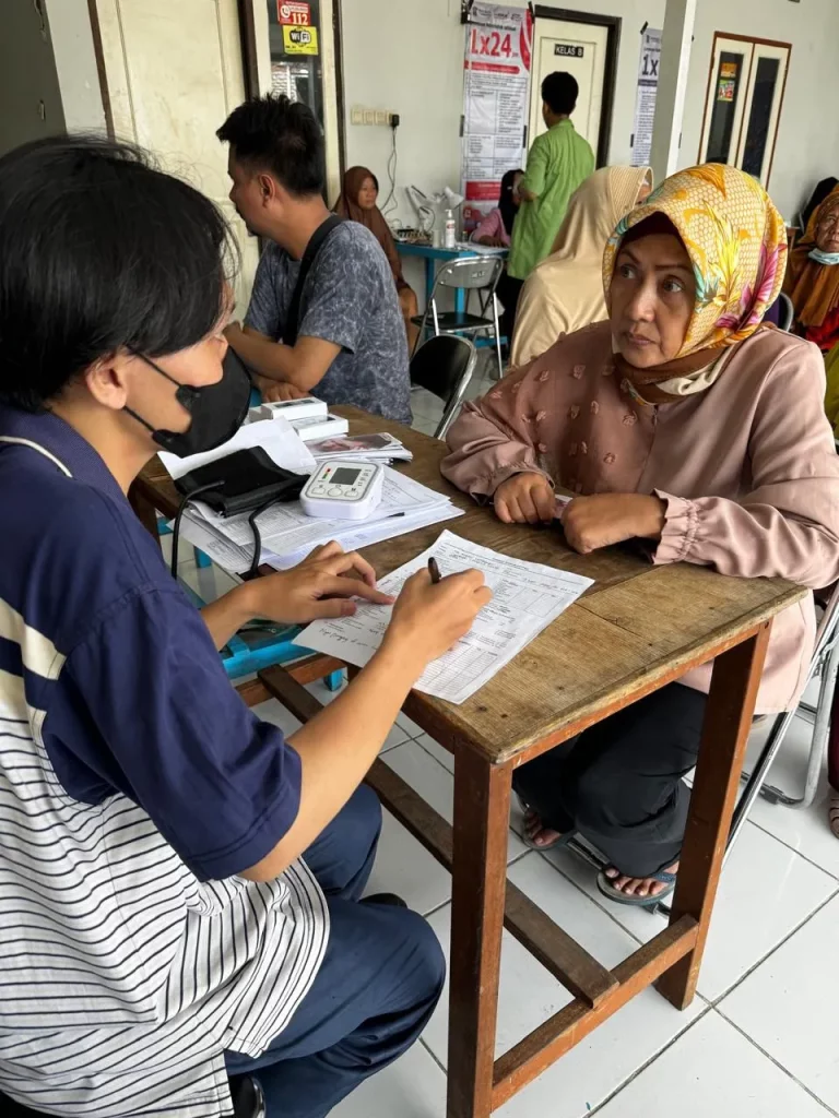 Pemeriksaan Tekanan Darah Masyarakat di Kelurahan Bangkingan Surabaya (Foto: Dokumentasi Pribadi)