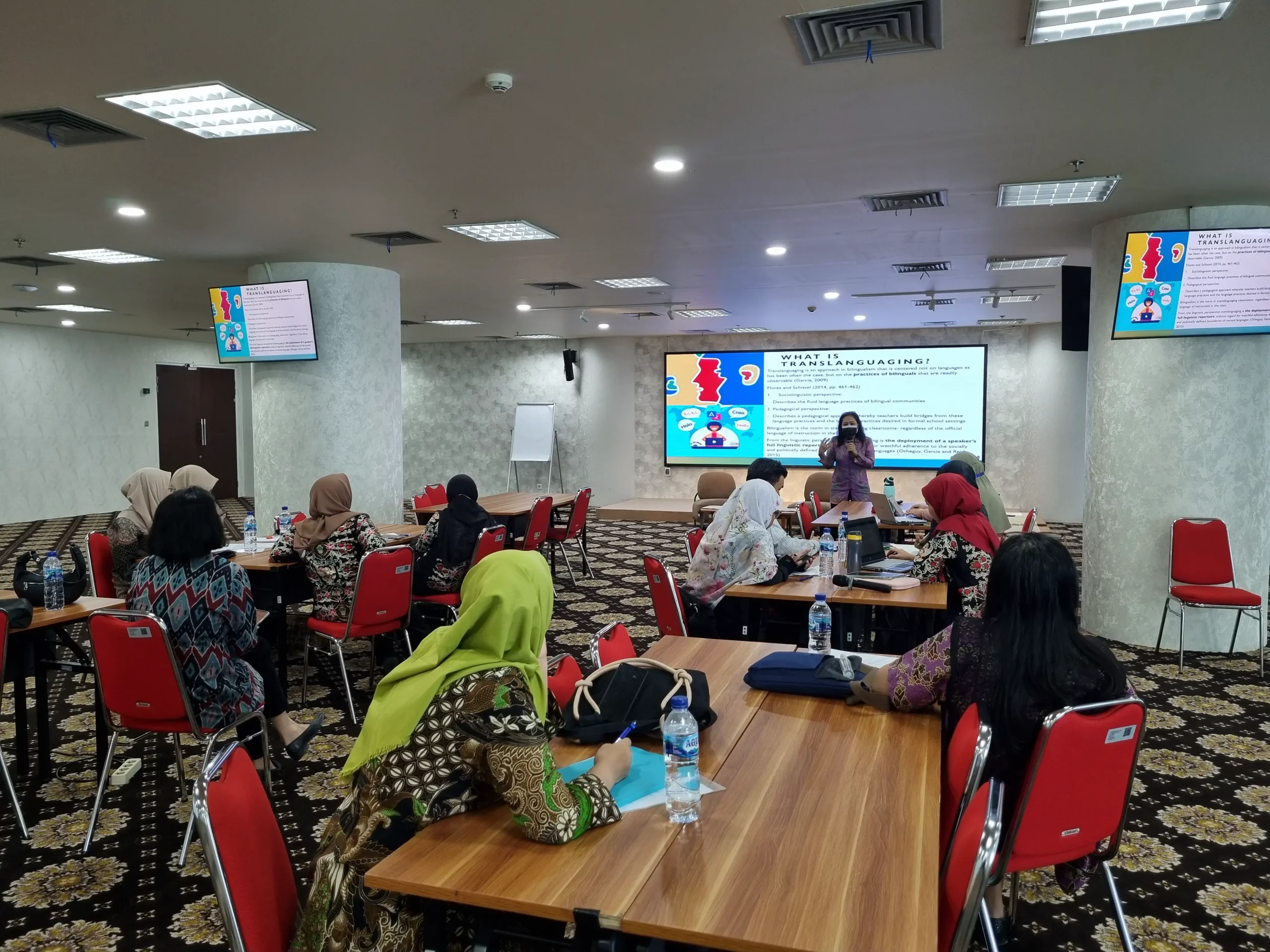 Lokakarya English as a Medium Instruction (EMI) for International Program Faculty yang diselenggarakan oleh Pusat Bahasa UNAIR di Majapahit Hall, Gedung ASEEC, pada Rabu, (22/5/2024). (Sumber: Narasumber).