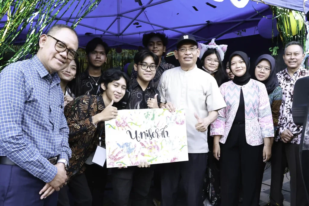 Rektor UNAIR beserta pimpinan universitas saat meninjau booth karya mahasiswa (Foto: PKIP UNAIR)