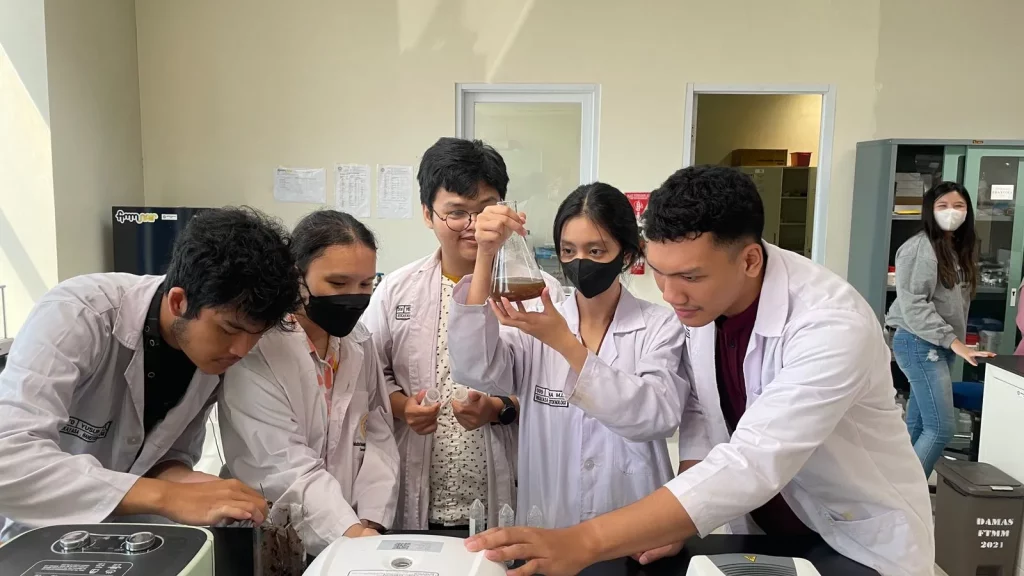 Aktivitas penelitian Banano Team dalam Laboratorium. (Foto: Istimewa)