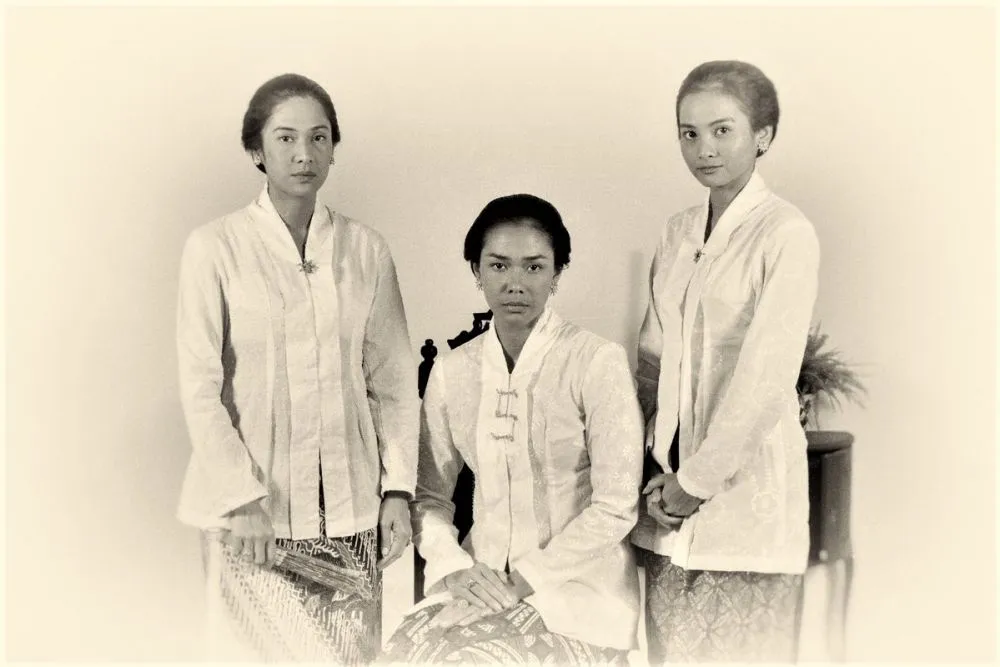 Perempuan Nusantara memakai kebaya