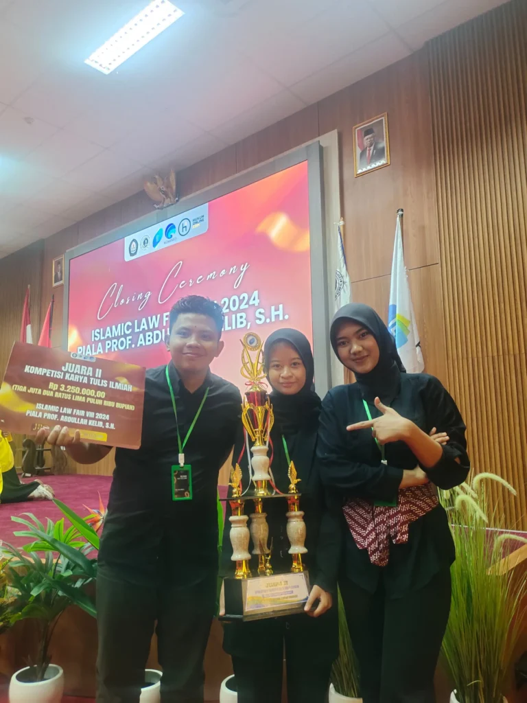 Awarding Juara II Delegasi FH UNAIR. (Foto: Istimewa)