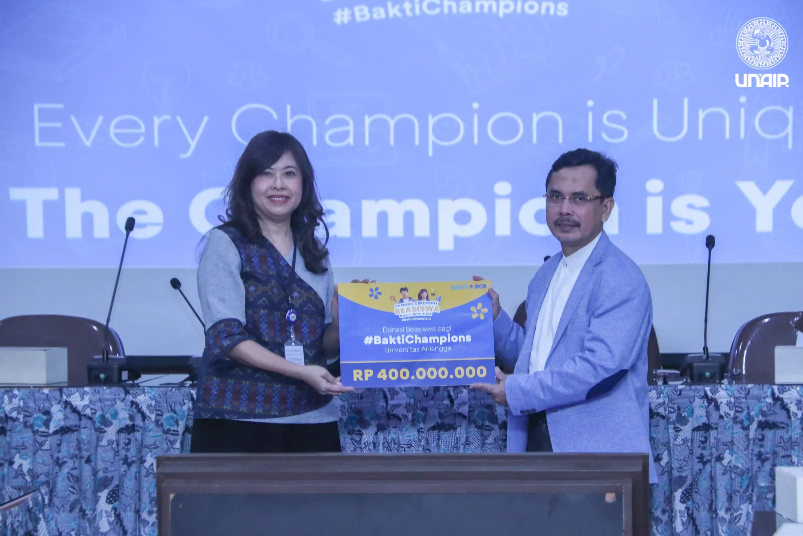 Prof Dr M Hadi Shubhan SH MH CN, Direktur Direktorat Kemahasiswaan UNAIR saat melakukan serah terima dengan Kepala Pendukung Operasi BCA Wilayah 3 Grace Listyani Dewi (Foto: Istimewa)