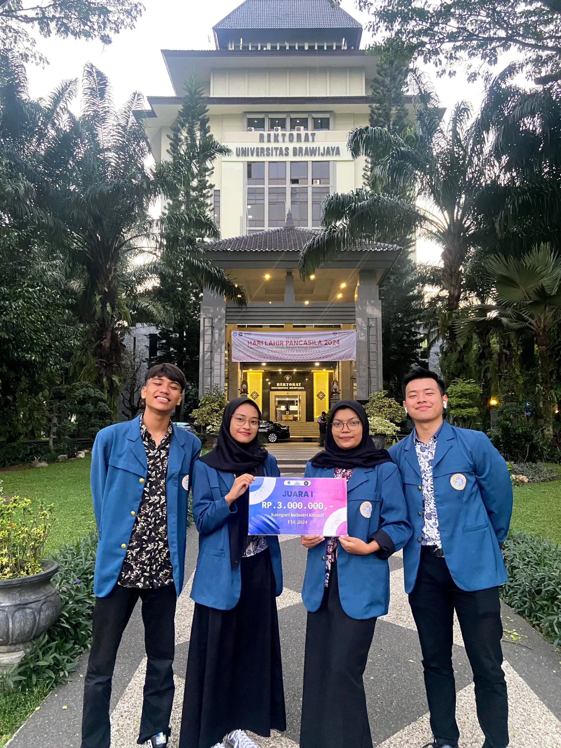 FOTO bersama delegasi UNAIR pasca awarding juara 1 business plan nasional. (Foto: Istimewa)