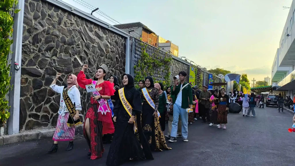 Program Studi D4 Destinasi Pariwisata menjadi peserta dalam parade bertajuk “Bangga Vokasi Parade” (Foto: Adif)