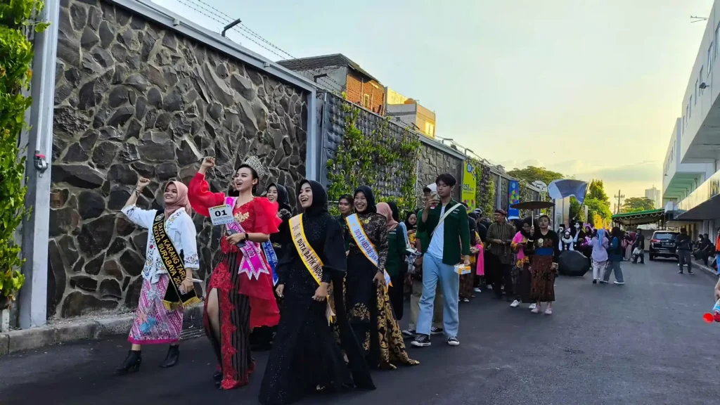 Program Studi D4 Destinasi Pariwisata menjadi peserta dalam parade bertajuk “Bangga Vokasi Parade” (Foto: Adif)