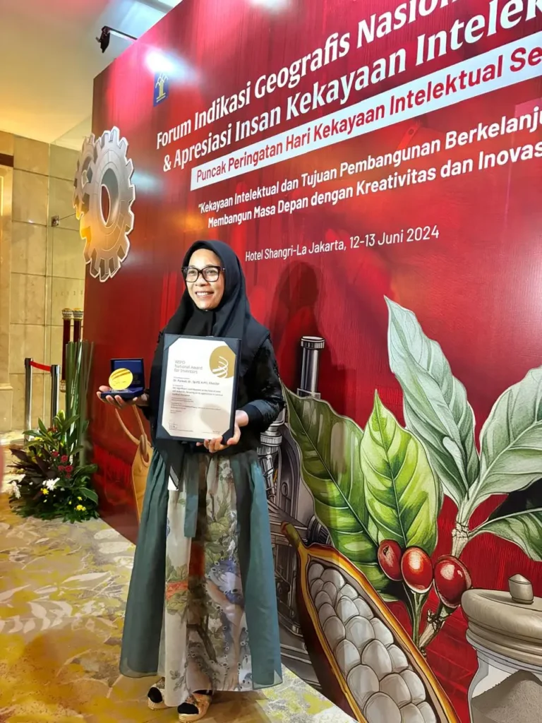 Dr Purwati receives the award (Photo: By courtesy)
