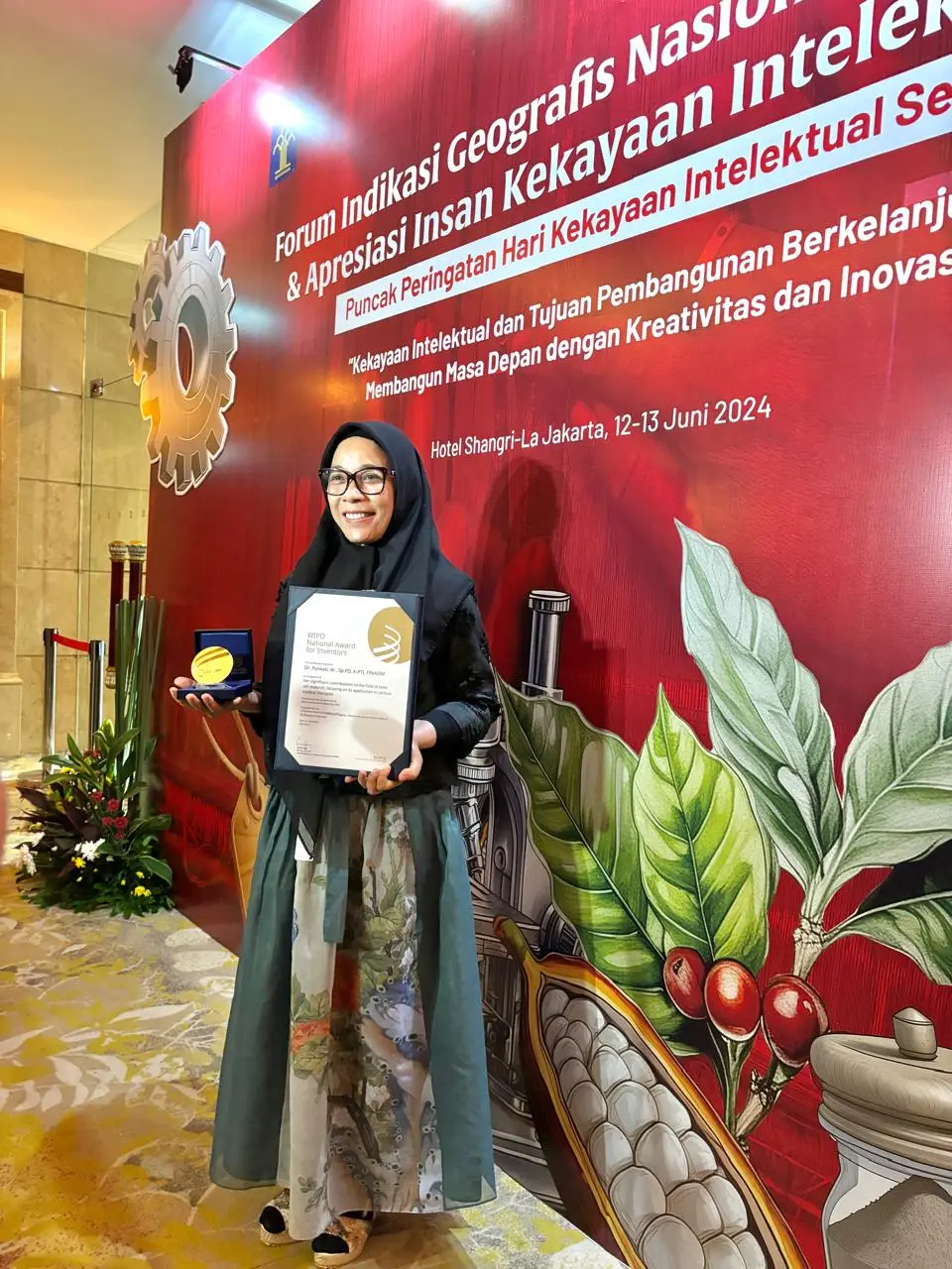 Dr Purwati receives the award (Photo: By courtesy)