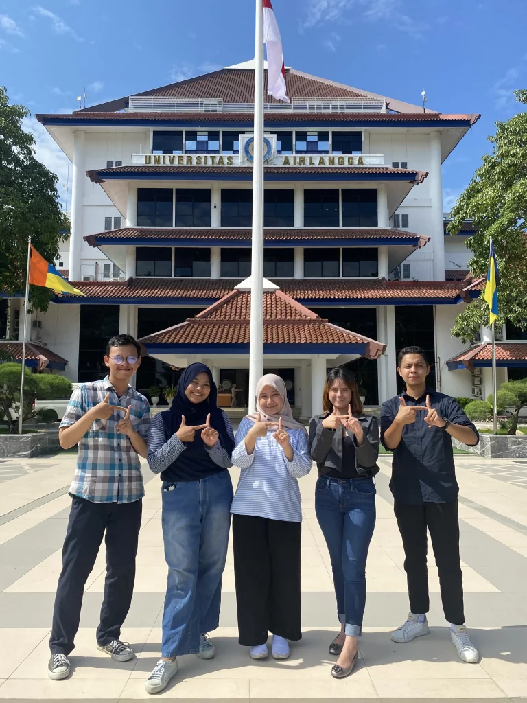 Tim HINERS yang lolos PKM-K pendanaan dari Universitas Airlangga (UNAIR). Mereka mengangkat topik solusi kesehatan untuk mobilitas terbatas. (Sumber: Narasumber)