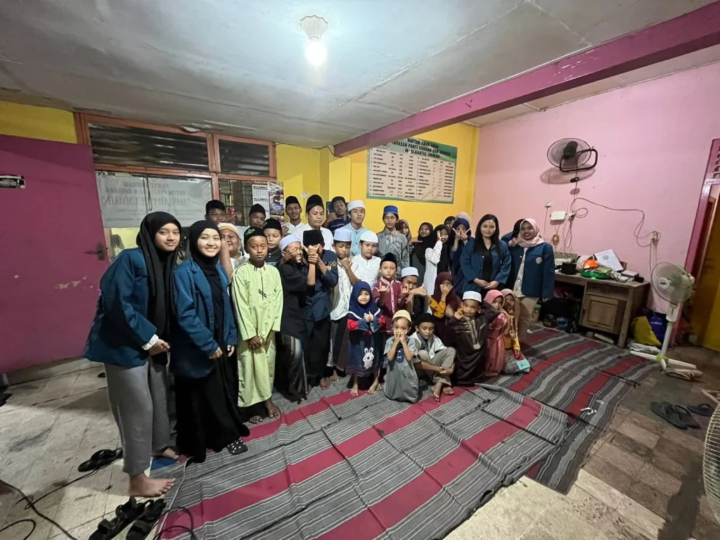 Foto bersama tim Ojo Dibandingke bersama anak-anak Panti Asuhan Maslahatul Umma pada saat sosialisasi penelitian. (Foto: Narasumber)