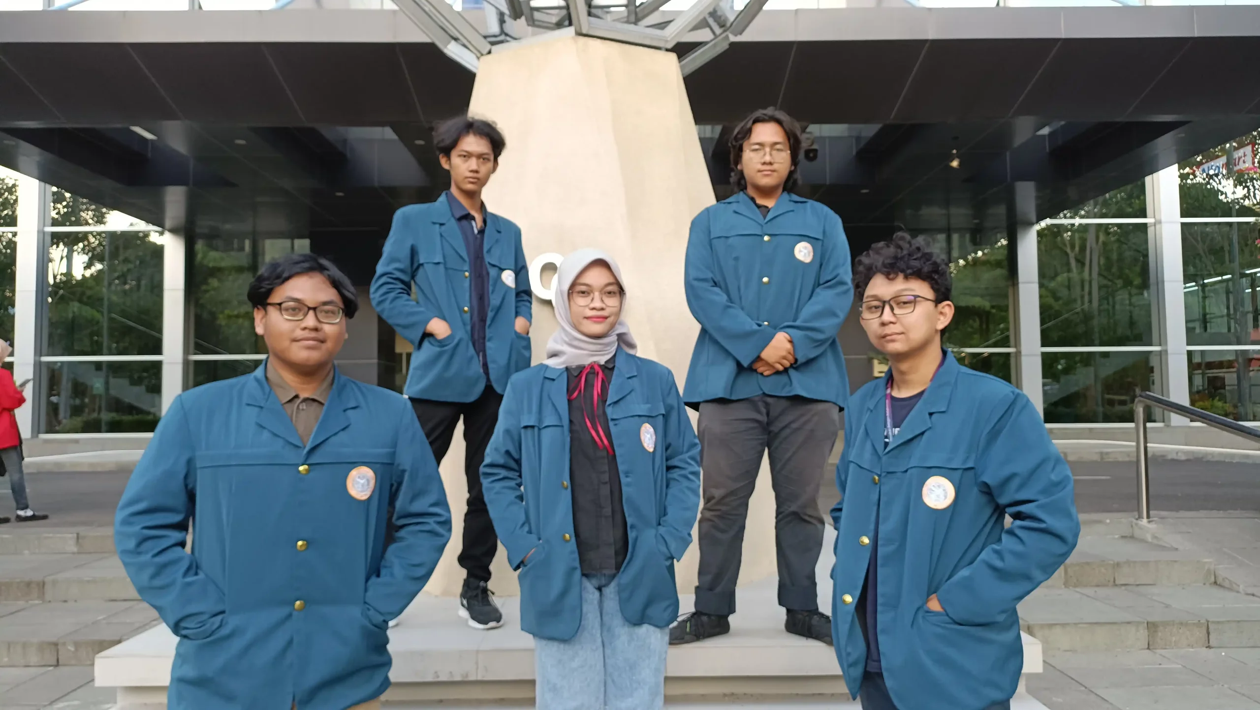 (Belakang Kiri – Kanan) Tomy Alvindo (2023), Ghalih Ahmad Salamun (2022), (Depan Kiri – Kanan) Arfandi Qurrata’ain (2022), Yunita Dwi Nurhaliza (2022), dan Gravano Alfa (2022). (Foto: Tim MOBIV FTMM)