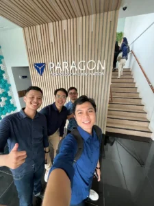 Afrizal Naufal Ghani (Kanan) saat bersama mahasiswa magang di PT Paragon Technology and Information. (Foto: Istimewa)
