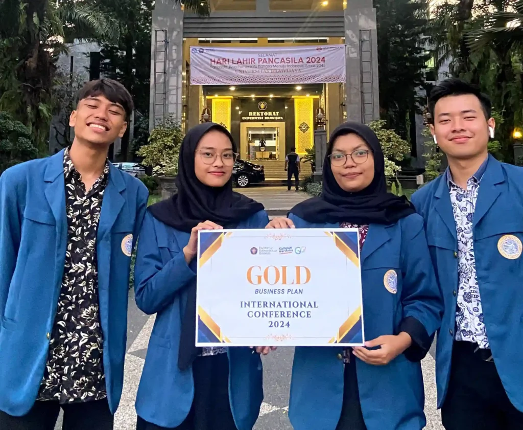 Four UNAIR students won gold medal in the "International Business Plan Competition & Conference" Universitas Brawijaya. (Photo: By courtesy)