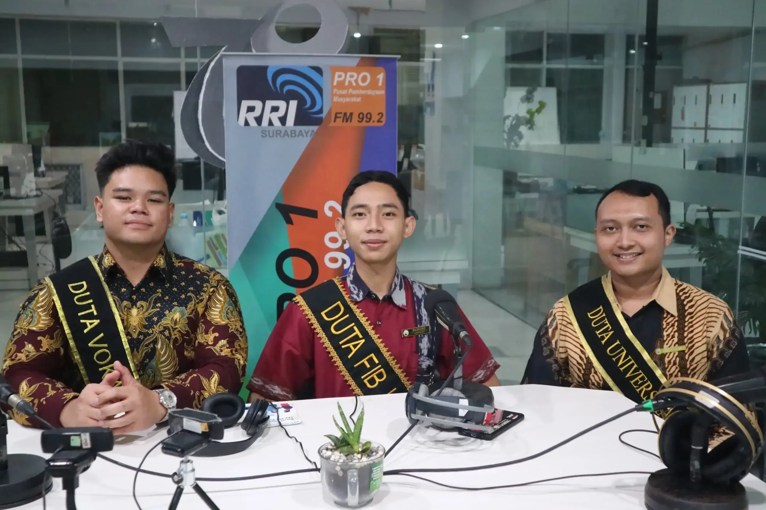 Fathi Falah, Ketua Duta UNAIR; Ilham Baskoro, Ketua Duta FIB UNAIR; dan Muhammad Nur Muhriza, Ketua Duta Vokasi UNAIR saat menjadi narasumber siaran RRI Surabaya (Foto: Istimewa)