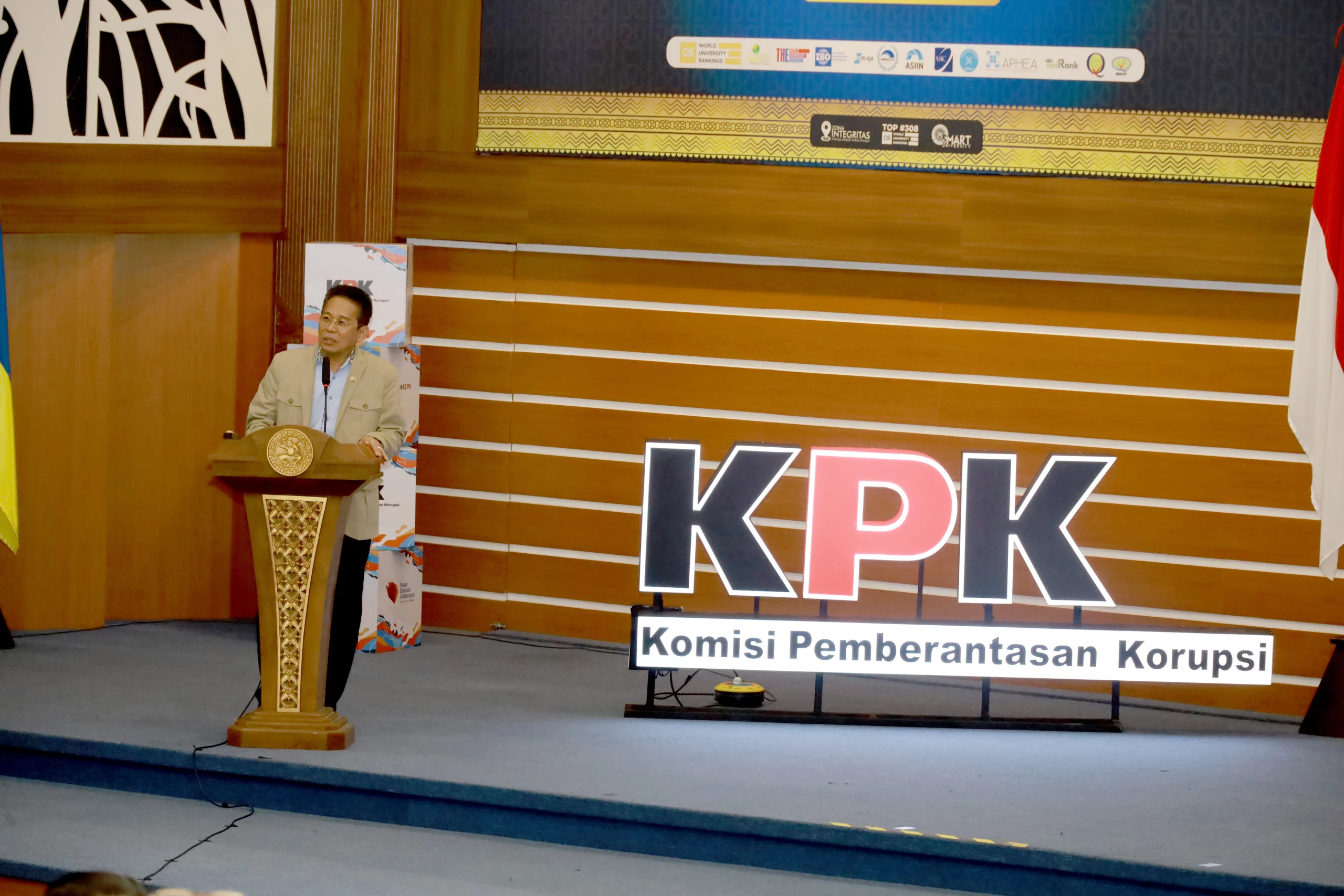 Pimpinan KPK Dr Johanis Tanak SH MH dalam roadshow Anti Corruption Talk (ACT) pada Jumat (14/6/2024) di Auditorium Garuda Mukti (GKB) Kampus MERR-C Universitas Airlangga (UNAIR) bersama mahasiswa. (Foto: PKIP UNAIR)