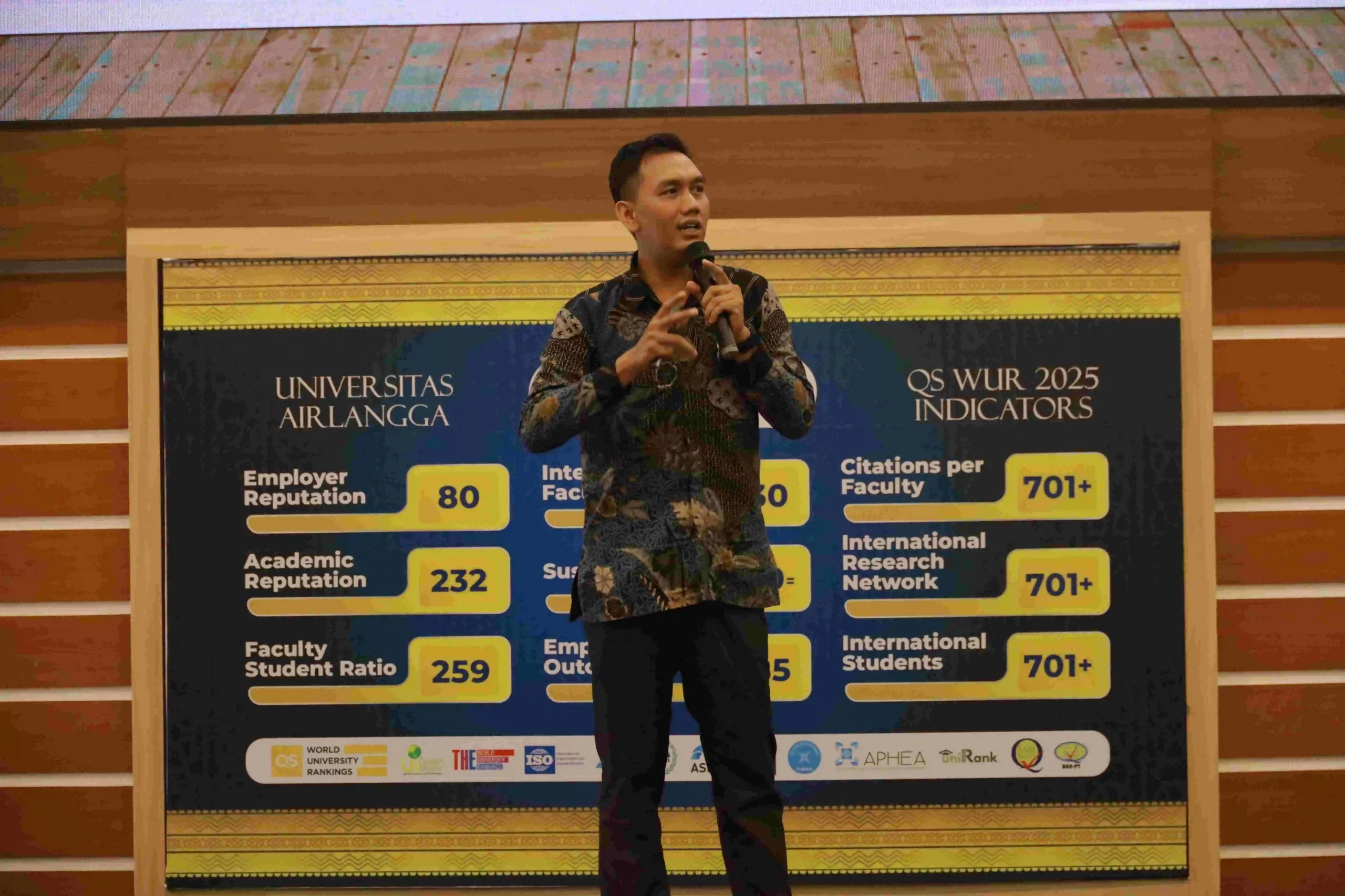 Dosen FH UNAIR Iqbal Felisiano SH LLM saat memaparkan materi dalam ACT Series 2024 (Foto: PKIP UNAIR)