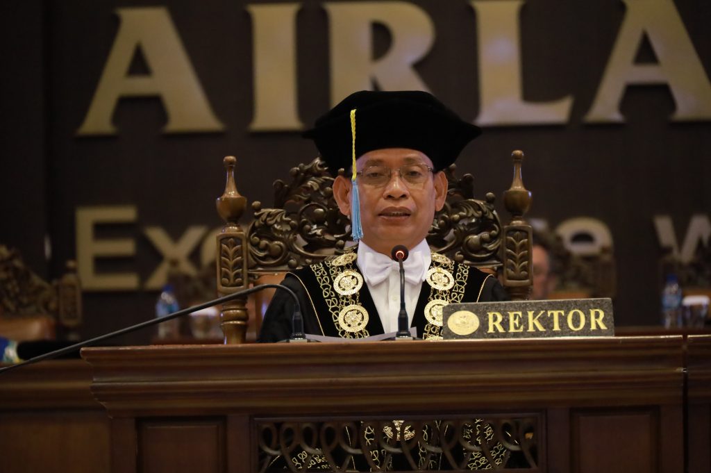 Rektor Universitas Airlangga Prof Dr Mohammad Nasih SE MT Ak saat memberikan sambutan dalam Wisuda 242 UNAIR. (Foto: PKIP UNAIR)