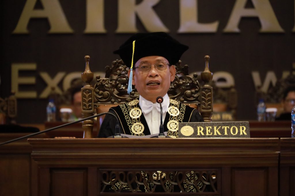 Rektor Universitas Airlangga Prof Dr Mohammad Nasih SE MT Ak saat memberikan sambutan dalam Wisuda 242 UNAIR. (Foto: PKIP UNAIR)
