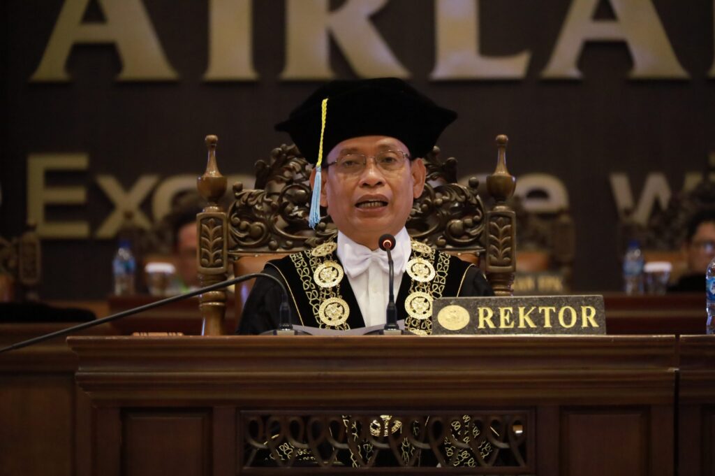Rector of Universitas Airlangga, Prof. Dr. Mohammad Nasih SE, MT, delivers the address at UNAIR Graduation 242.