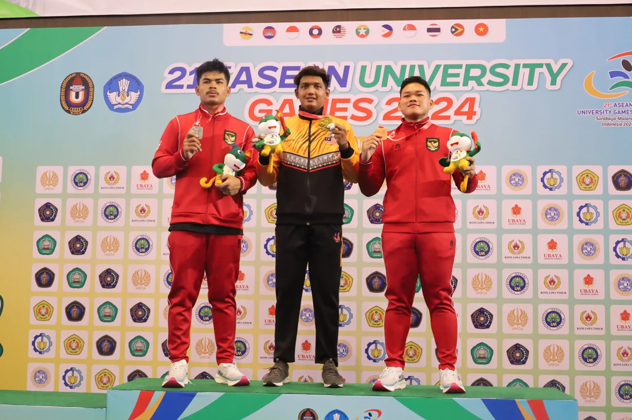 Wakil Malaysia dan Indonesia saat prosesi penerimaan medali kejuaraan judo (Foto: Zidan)