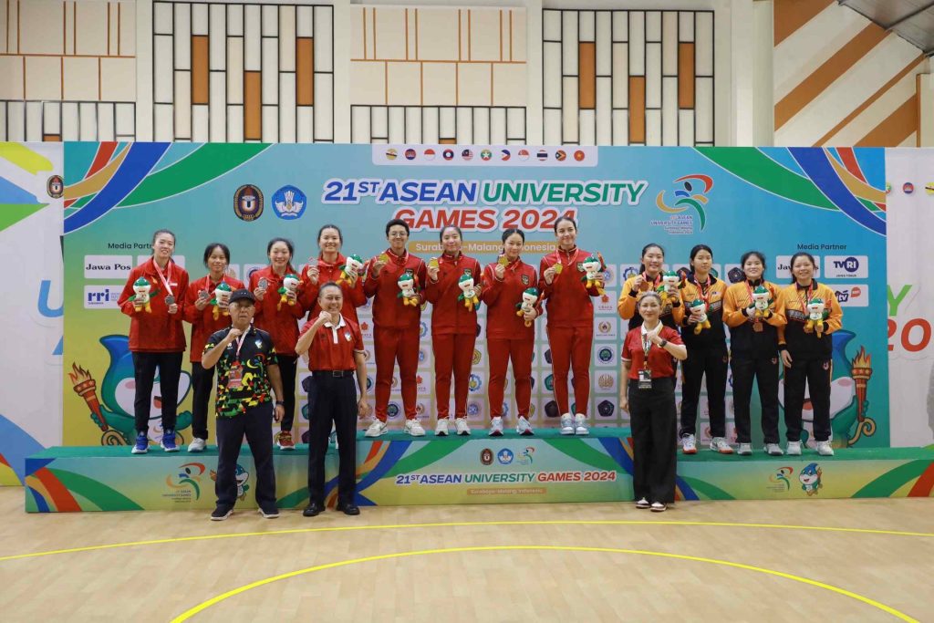 Penyerahan penghargaan pada tim basket putra di podium (Sumber: PKIP UNAIR)