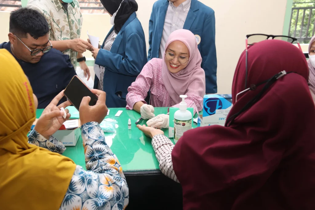 Suasana skrining hepatitis B di Kantor Dinas Kesehatan Tulungagung. (Foto: PKIP UNAIR)