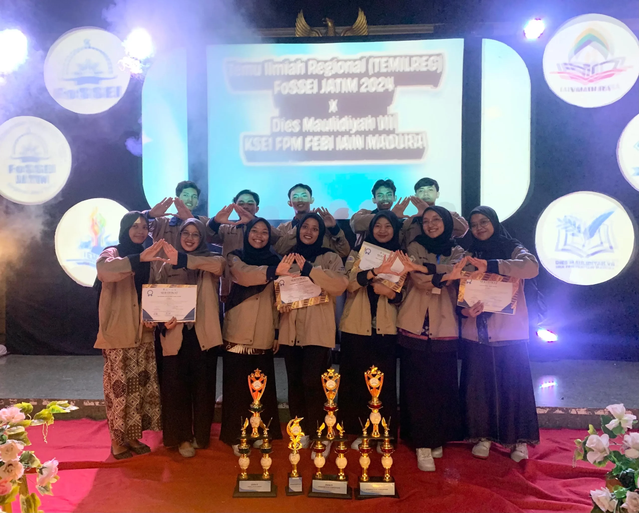 Mahasiswa Fakultas Ekonomi dan Bisnis Universitas Airlangga berfoto bersama dalam penutupan acara Temu Ilmiah Regional 2024 di IAIN Madura, Sabtu, (8/6/2024). (Foto: Istimewa)