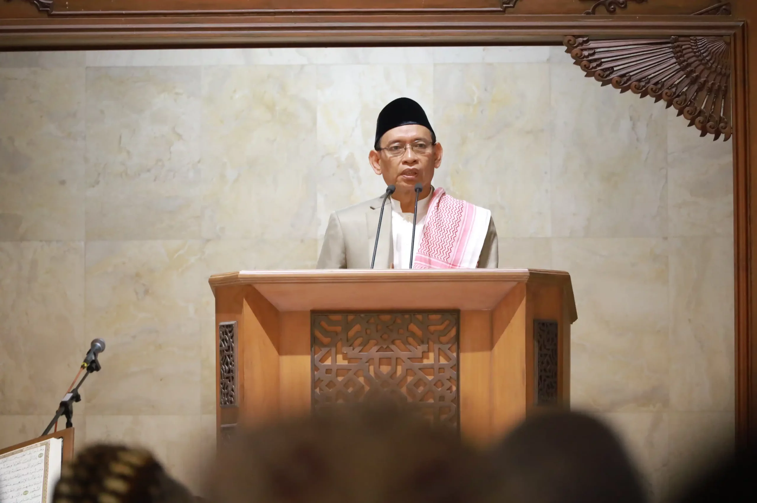 Rektor UNAIR Prof Dr Mohammad Nasih SE MT Ak CA, menjadi khatib dalam Sholat Iduladha di Masjid Manarul Ilmi, ITS, Surabaya, pada Senin (17/6/2024) (Foto: PKIP UNAIR)