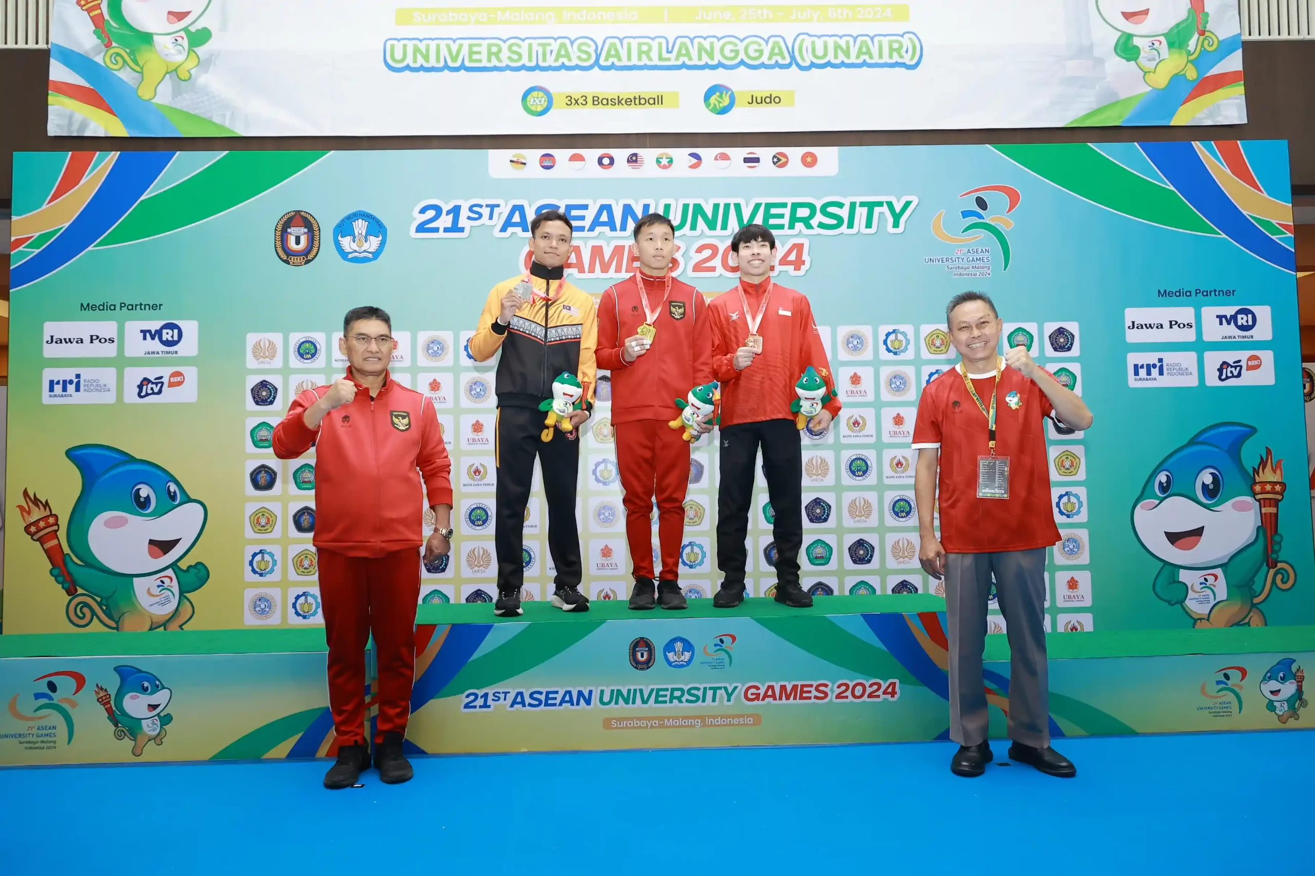 Sesi foto bersama antara peraih medali AUG dengan Wakil Rektor AMA UNAIR Prof Dr Bambang Sektiari Lukiswanto, DEA, DVM dan Official Judo Indonesia (Foto: Imam Ariadi)