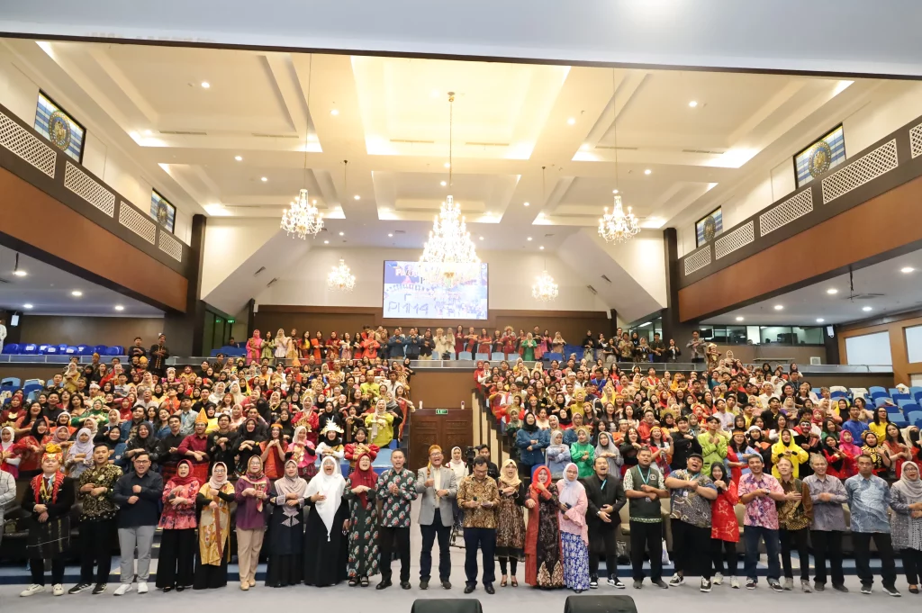All PMM students have a group photo with UNAIR's Vice-Rector for Academic, Student and Alumni Affairs, Prof. Dr. Bambang Sektiari Lukiswanto DEA DVM, Director of Academic Affairs at Universitas Airlangga, Prof. Dr. Sukardiman MS Apt, and the module lecturers. (Photo: By courtesy)