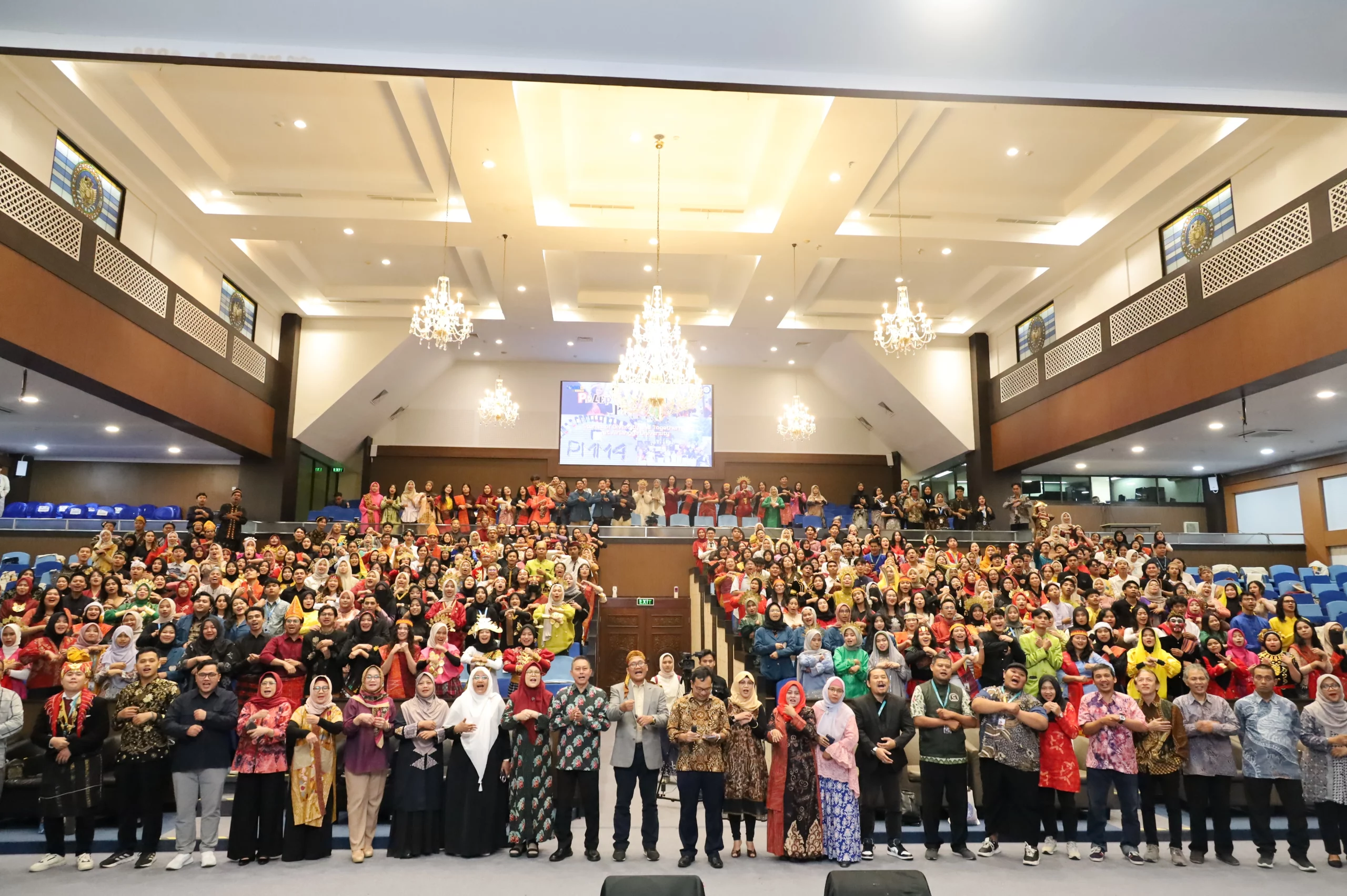 Foto bersama seluruh mahasiswa PMM, dengan Wakil Rektor Bidang Akademik, Mahasiswa, dan Alumni UNAIR, Prof Dr Bambang Sektiari Lukiswanto DEA DVM, Direktur Pendidikan Universitas Airlangga, Prof Dr Sukardiman MS Apt, dan para Dosen Modul. (Foto: Istimewa)