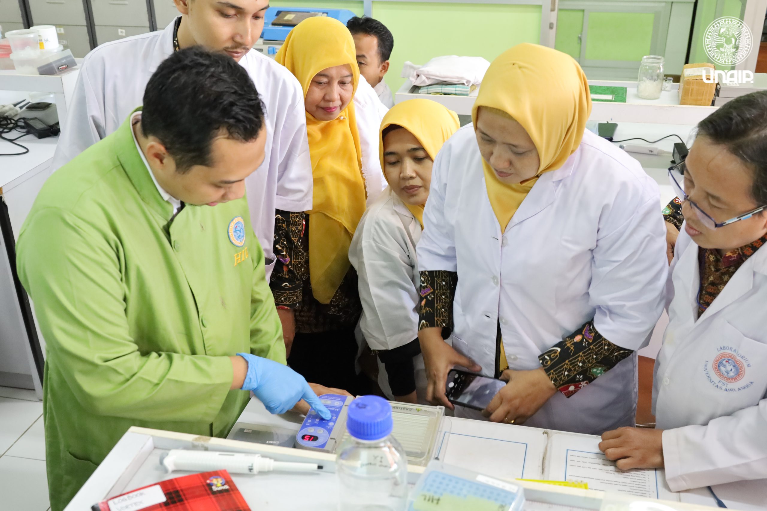 Foto: Pengmas Fakultas Sains dan Teknologi – Pelatihan Teknik Genetika Molekular untuk Guru MGMP Biologi Surabaya