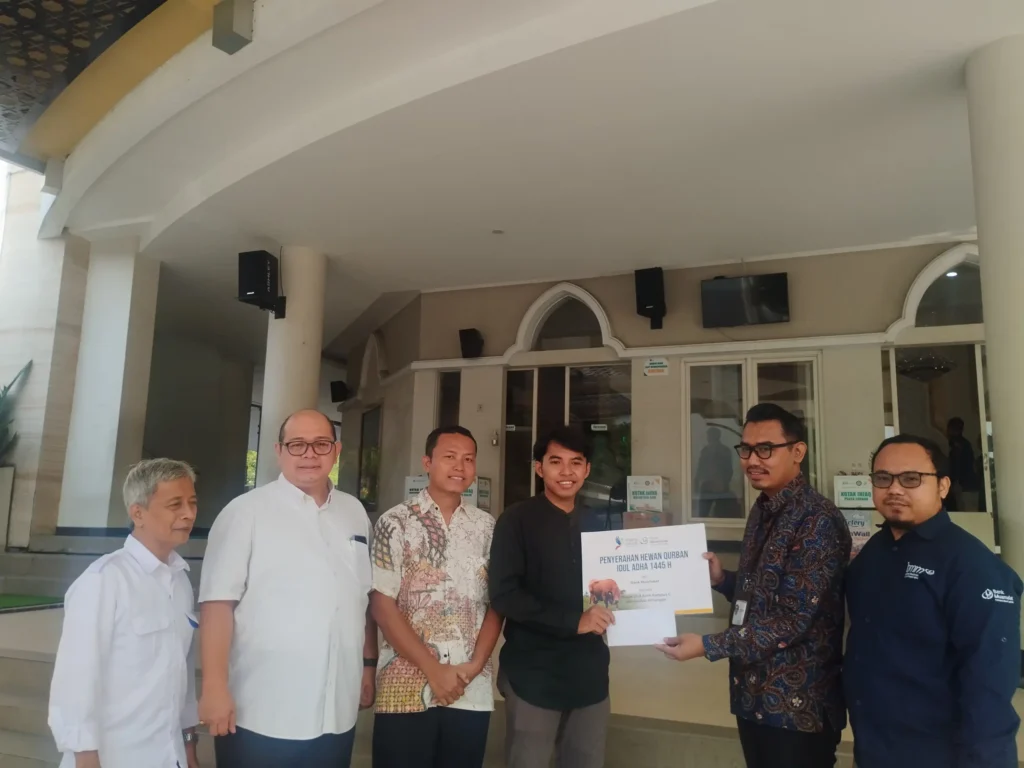 Penyerahan Simbolis Satu Ekor Sapi Bank Muamalat Pada UNAIR (Foto: Dok Penulis)