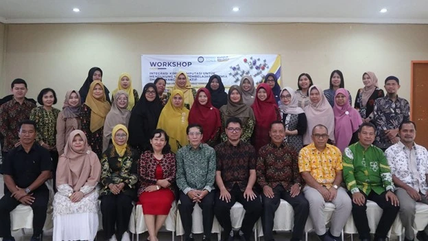 Tim Dosen UNAIR bersama para guru Kimia Tanjungpinang dalam kegiatan pengmas (Foto: istimewa)