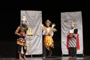 Pentas ‘Semar Gugat’ Mahasiswa UNAIR Berhasil Pikat Penonton di Cak Durasim. (Foto: PKIP UNAIR)