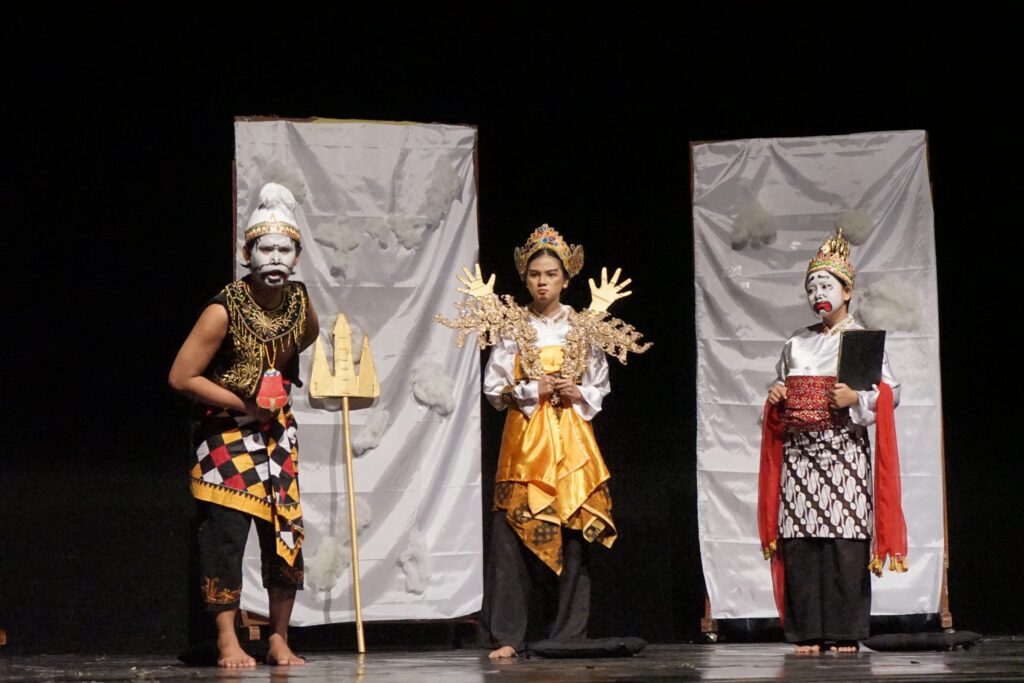 Pentas ‘Semar Gugat’ Mahasiswa UNAIR Berhasil Pikat Penonton di Cak Durasim. (Foto: PKIP UNAIR)