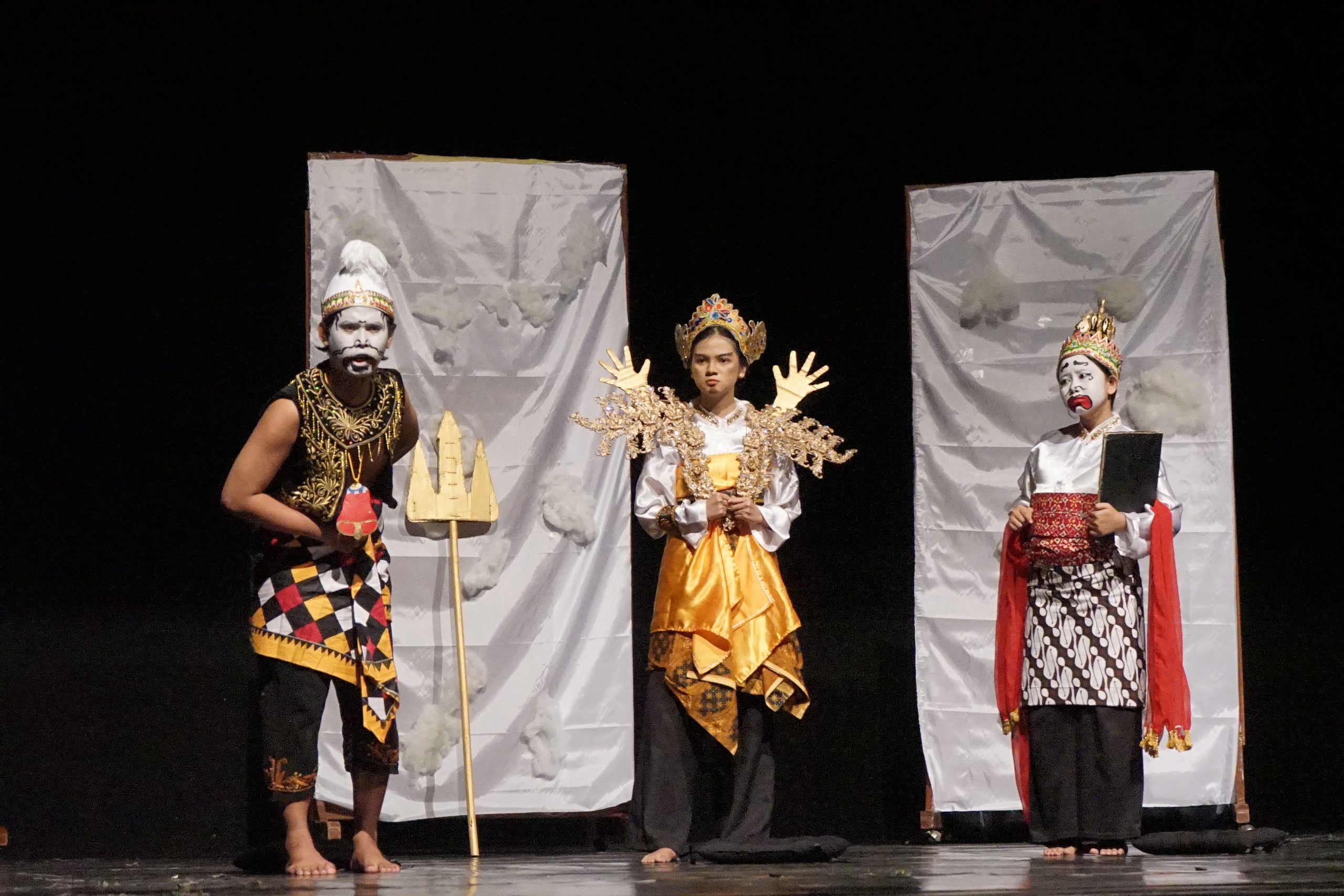 Pentas ‘Semar Gugat’ Mahasiswa UNAIR Berhasil Pikat Penonton di Cak Durasim. (Foto: PKIP UNAIR)