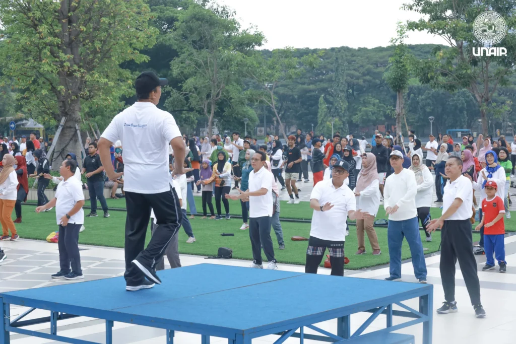 Senam dan Jalan Sehat Dies Natalis Ke-10 Fakultas Vokasi UNAIR, Minggu (23/06/2024). Foto: PKIP UNAIR